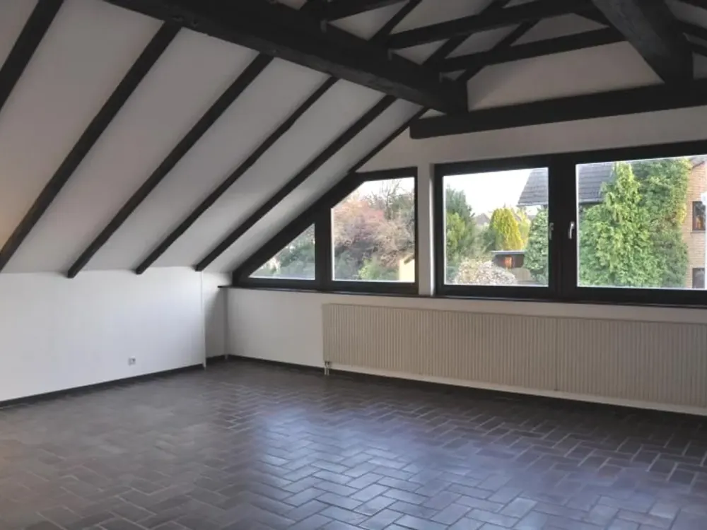 Bildschöne Dachgeschoss-Studiowohnung mit Balkon in ruhiger Grünlage