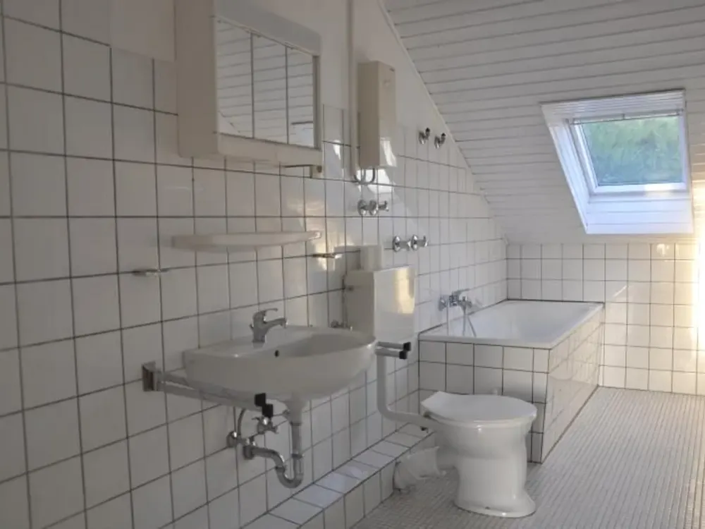 Bildschöne Dachgeschoss-Studiowohnung mit Balkon in ruhiger Grünlage