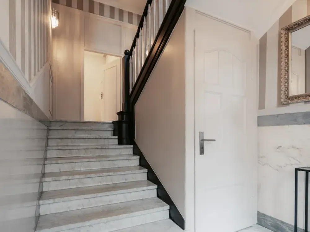 Stilvolles Wohnen auf zwei Ebenen in schöner Stadtvilla mit zwei Balkonen