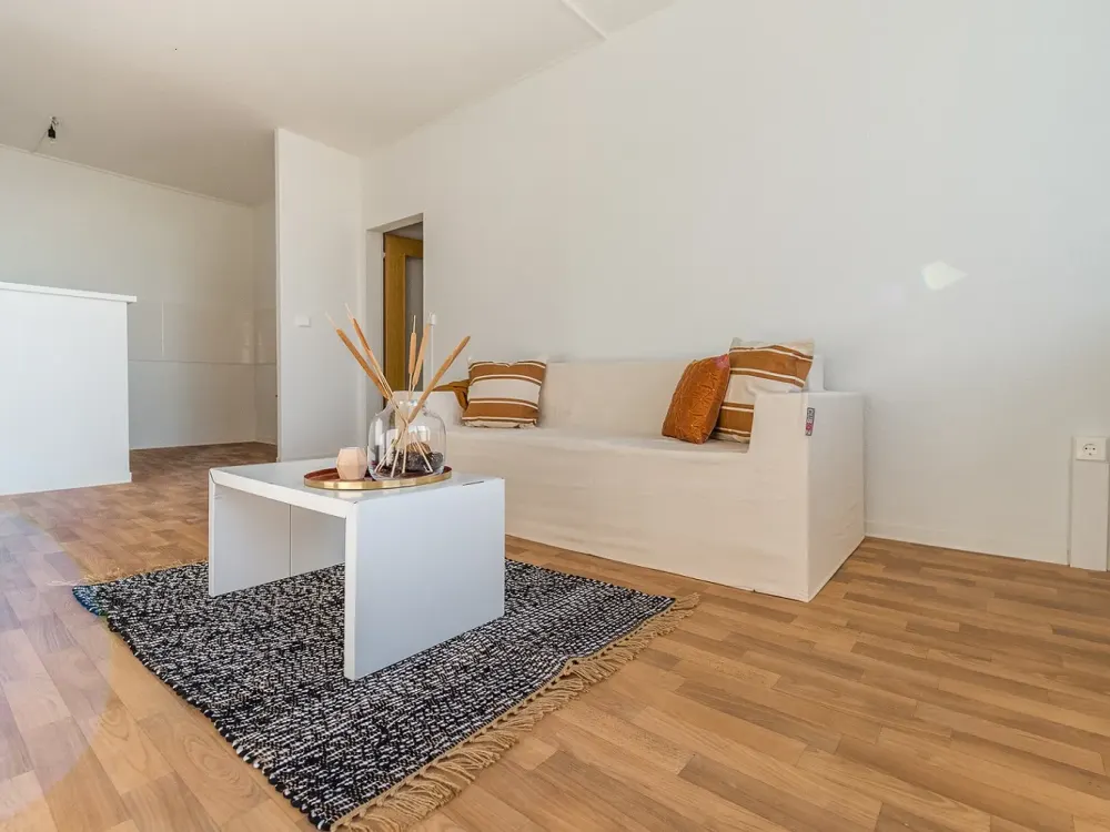 A family-friendly 3-room apartment with balcony and elevator is waiting for you! Rental from mid-09