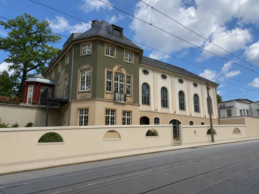 * schöne und individuelle 2,5-Zimmer-Maisonette-Wohnung mit Terrasse *