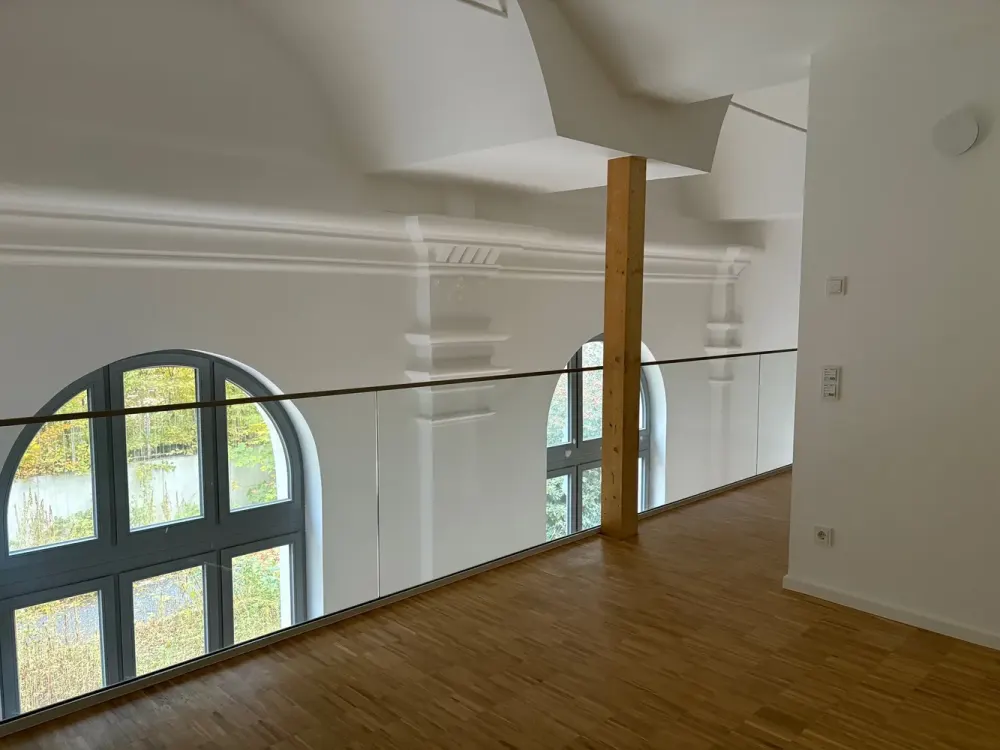 * schöne und individuelle 2,5-Zimmer-Maisonette-Wohnung mit Terrasse *