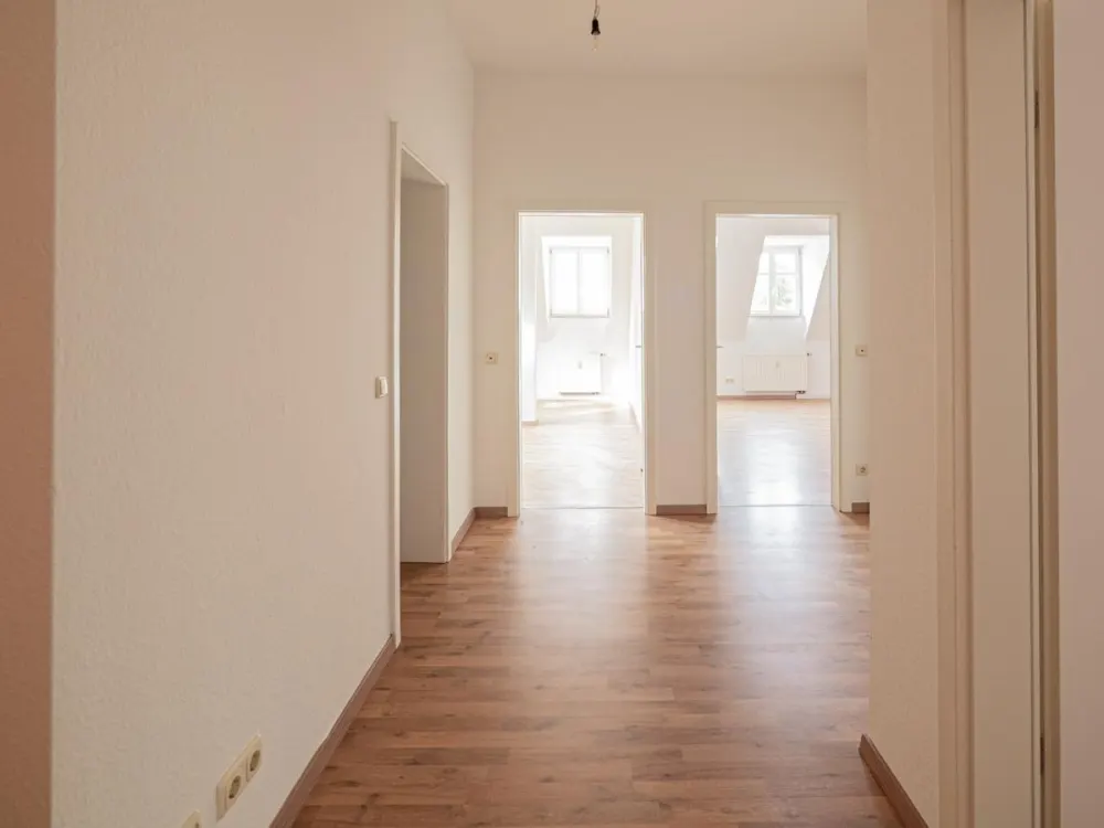 Frisch renovierte 3-Zimmer-Dachwohnung in zentraler aber ruhiger Lage.
