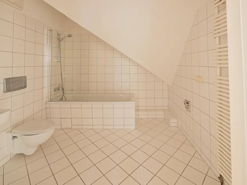 Frisch renovierte 3-Zimmer-Dachwohnung in zentraler aber ruhiger Lage.