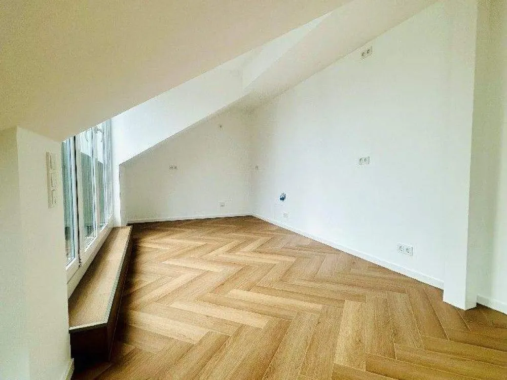 Kernsanierte 3-Zimmer-Altbau-Dachwohnung mit Loggia im Herzen von Gerresheim