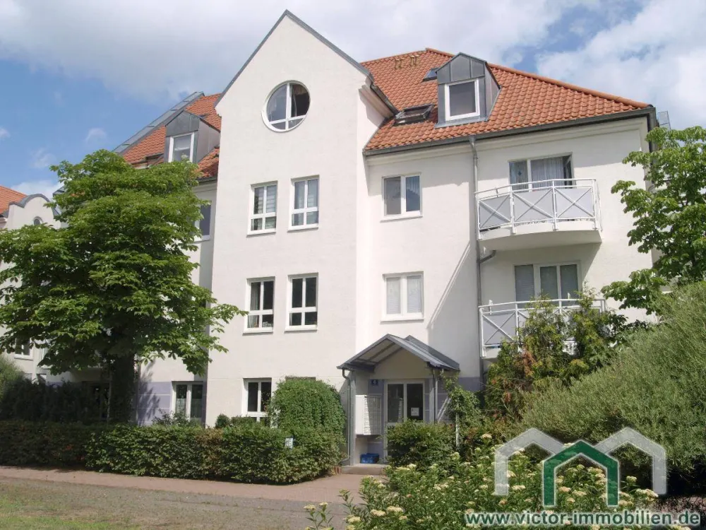 ** 2-Zimmer-DG-Wohnung mit Balkon und Wannenbad **