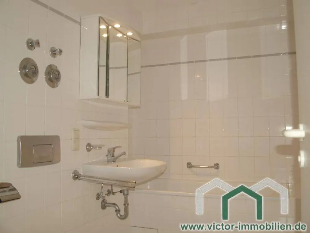 ** 2-Zimmer-DG-Wohnung mit Balkon und Wannenbad **