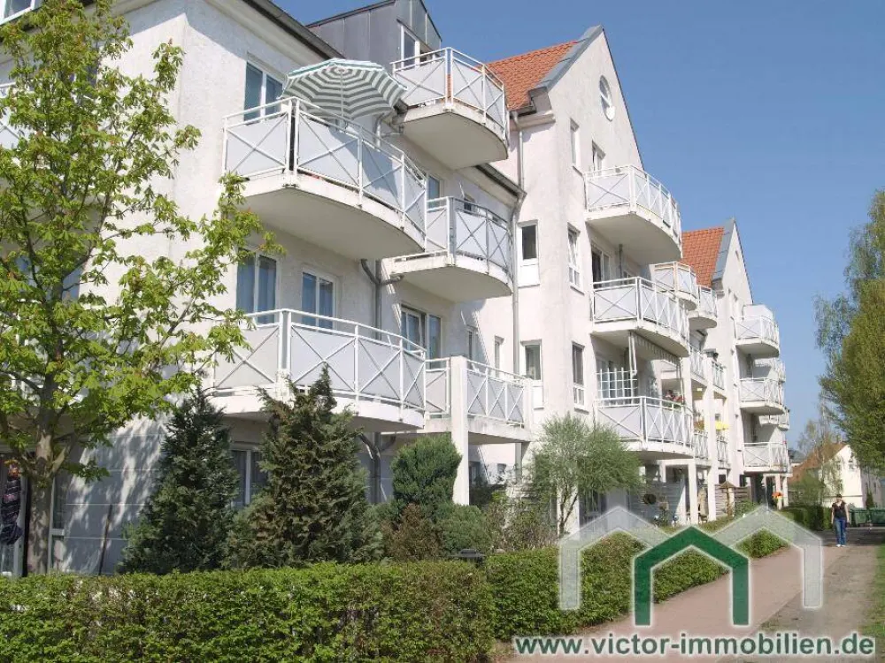 ** 2-Zimmer-DG-Wohnung mit Balkon und Wannenbad **