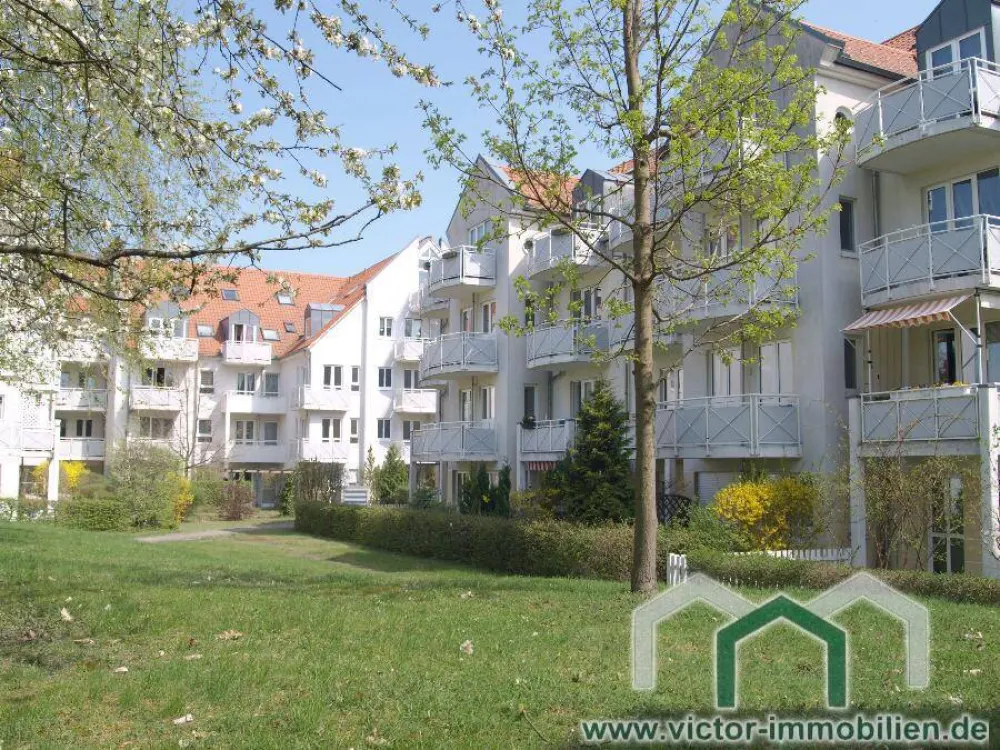 ** 2-Zimmer-DG-Wohnung mit Balkon und Wannenbad **