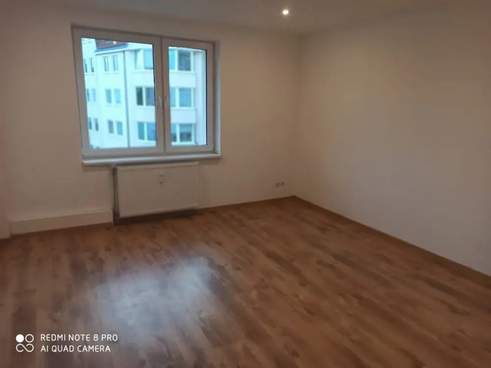 Newly renovated!!! 2-room apartment with balcony, fitted kitchen and washing machine. Also for STUDENTS