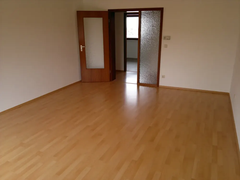 Well-maintained apartment with three rooms, balcony, and fitted kitchen in Bruchsal