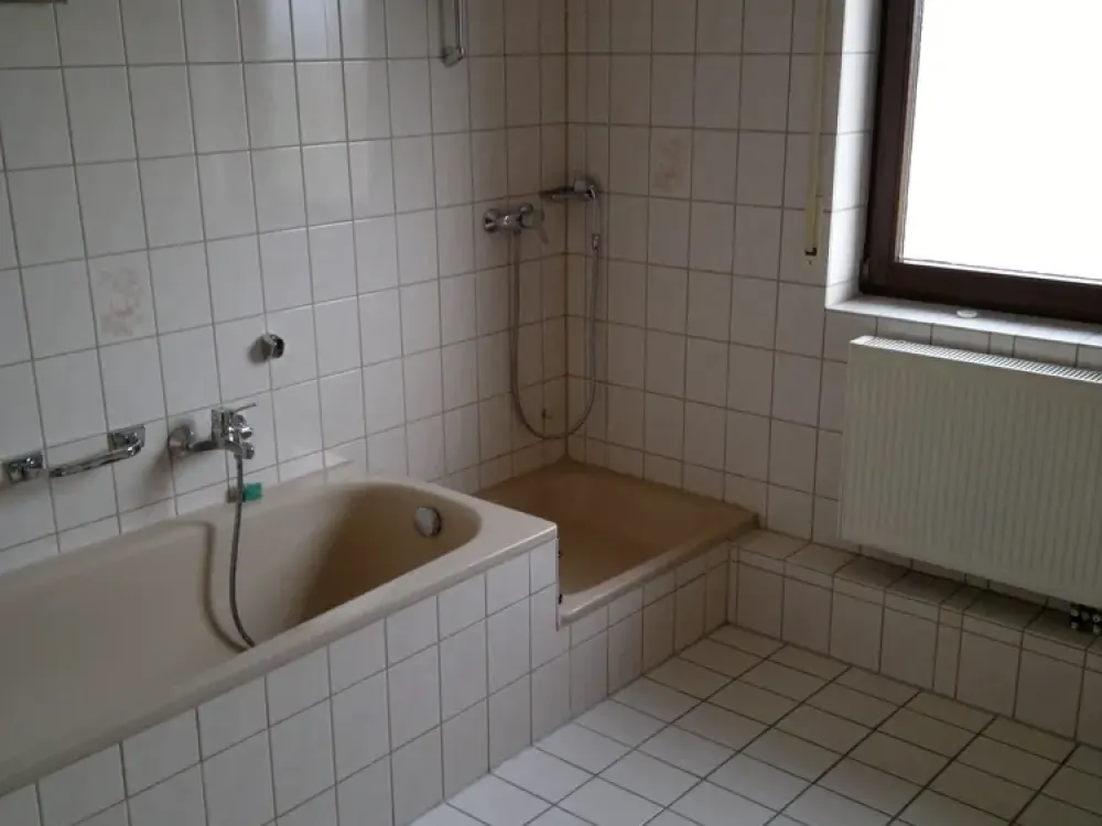 Well-maintained apartment with three rooms, balcony, and fitted kitchen in Bruchsal