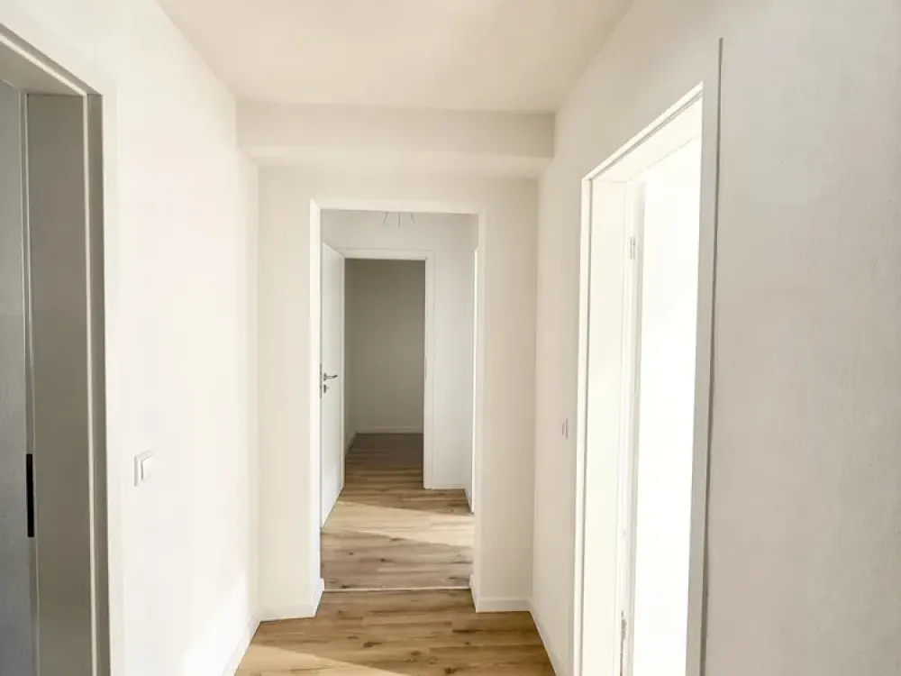 Erstbezug nach Sanierung: Helle 3-Zimmer-Wohnung mit drei Balkonen in Weilimdorf