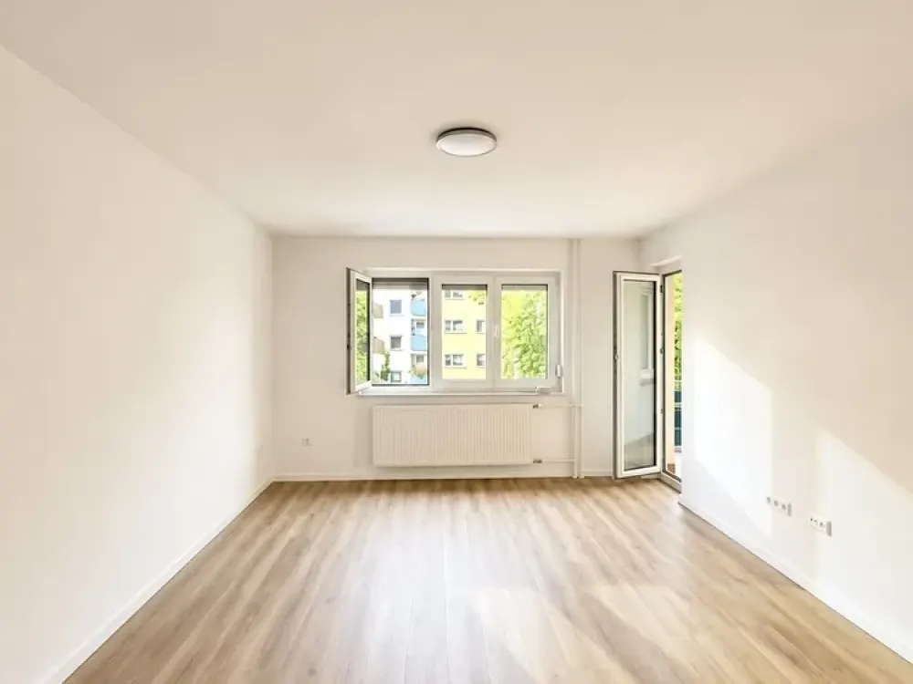 Erstbezug nach Sanierung: Helle 3-Zimmer-Wohnung mit drei Balkonen in Weilimdorf
