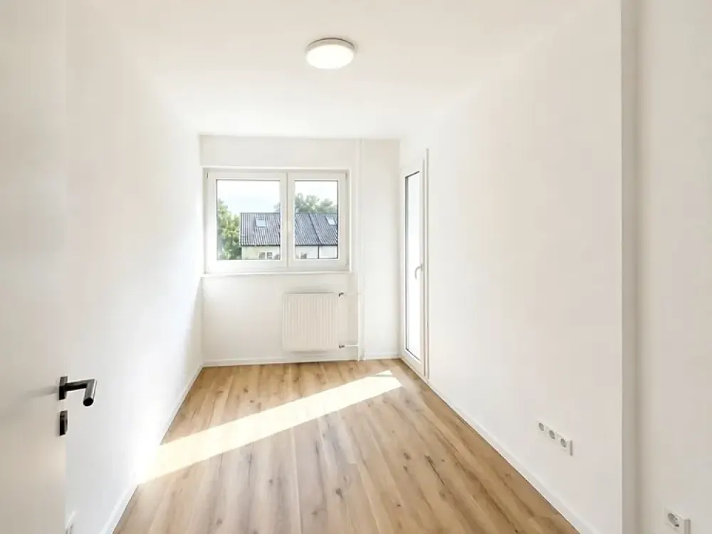 Erstbezug nach Sanierung: Helle 3-Zimmer-Wohnung mit drei Balkonen in Weilimdorf