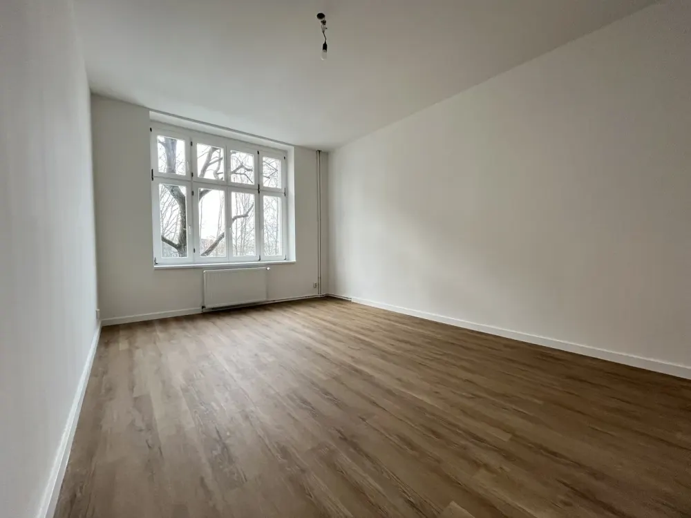Renovierungsbedürftige 3 Zimmer Altbauwohnung in Schöneweide, 1 Nettokaltmiete frei, 2. OG