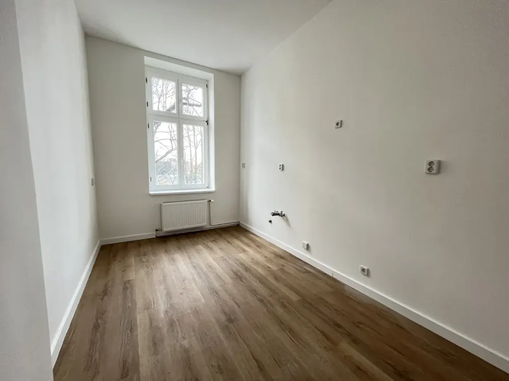 Renovierungsbedürftige 3 Zimmer Altbauwohnung in Schöneweide, 1 Nettokaltmiete frei, 2. OG