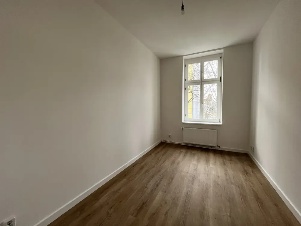 Renovierungsbedürftige 3 Zimmer Altbauwohnung in Schöneweide, 1 Nettokaltmiete frei, 2. OG