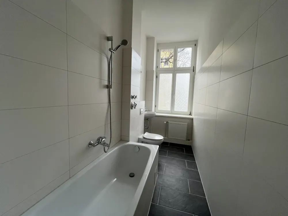 Renovierungsbedürftige 3 Zimmer Altbauwohnung in Schöneweide, 1 Nettokaltmiete frei, 2. OG