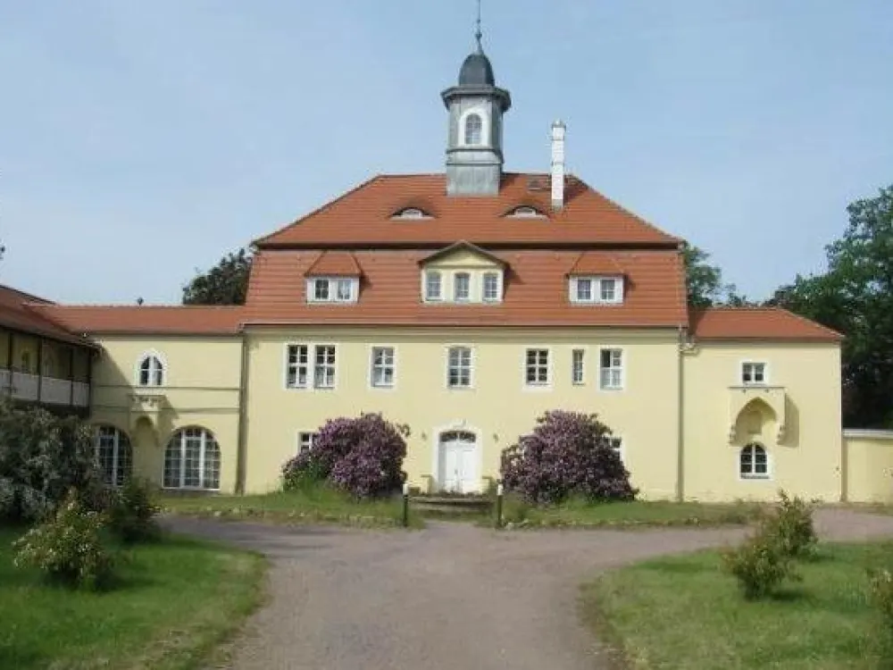 Schlossflair trifft Wohnkomfort, charmante 3-Raum-Wohnung in Weinböhla