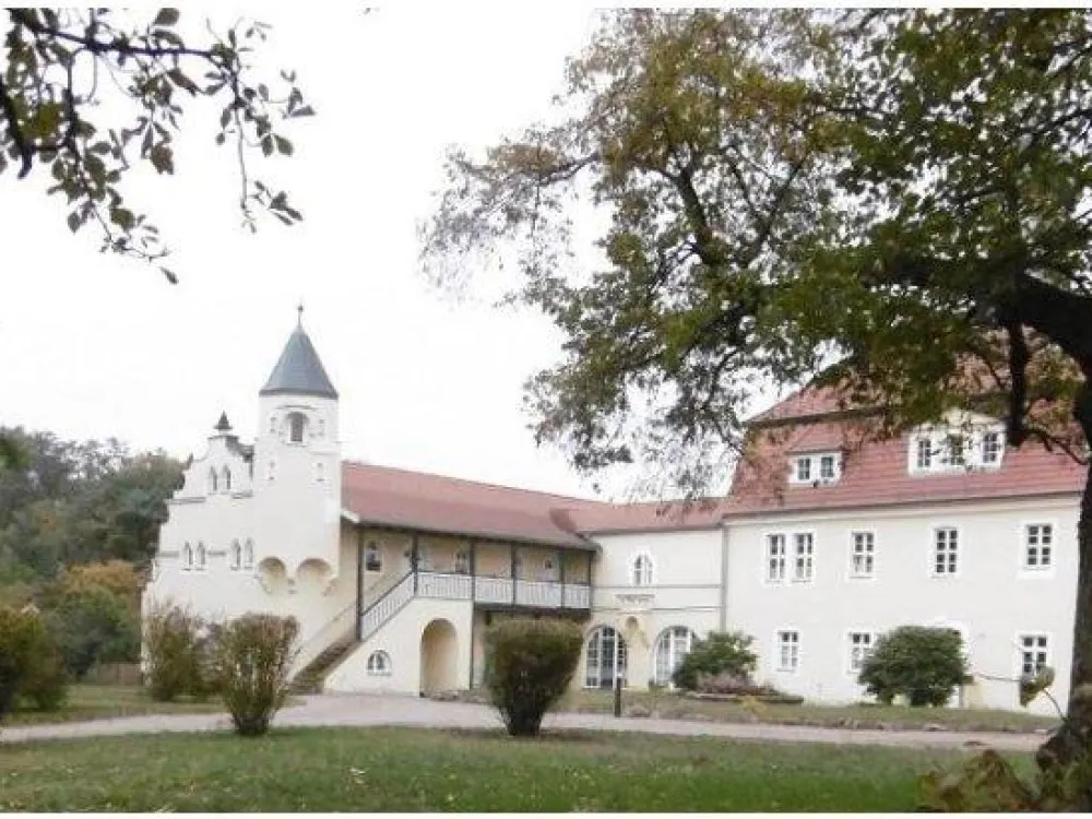 Schlossflair trifft Wohnkomfort, charmante 3-Raum-Wohnung in Weinböhla