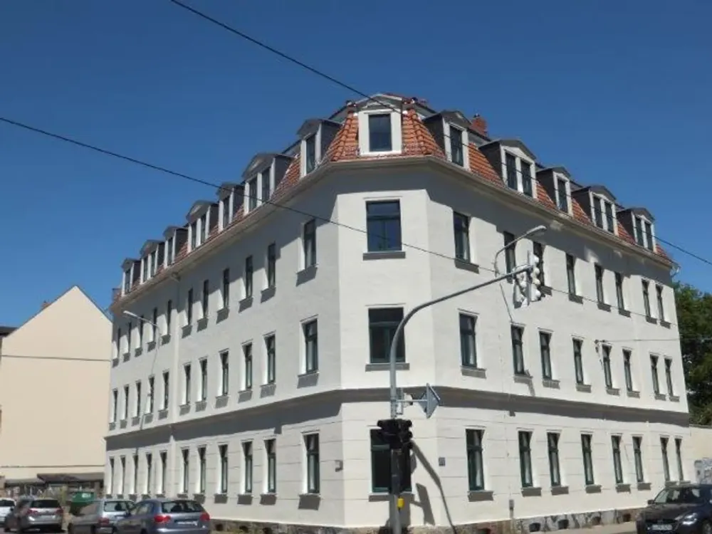 Spacious 4-Room Apartment with High-Quality Fitted Kitchen and Guest WC in Stötteritz
