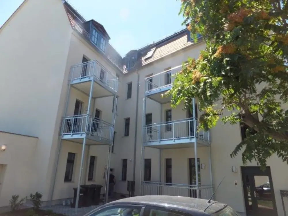 Spacious 4-Room Apartment with High-Quality Fitted Kitchen and Guest WC in Stötteritz