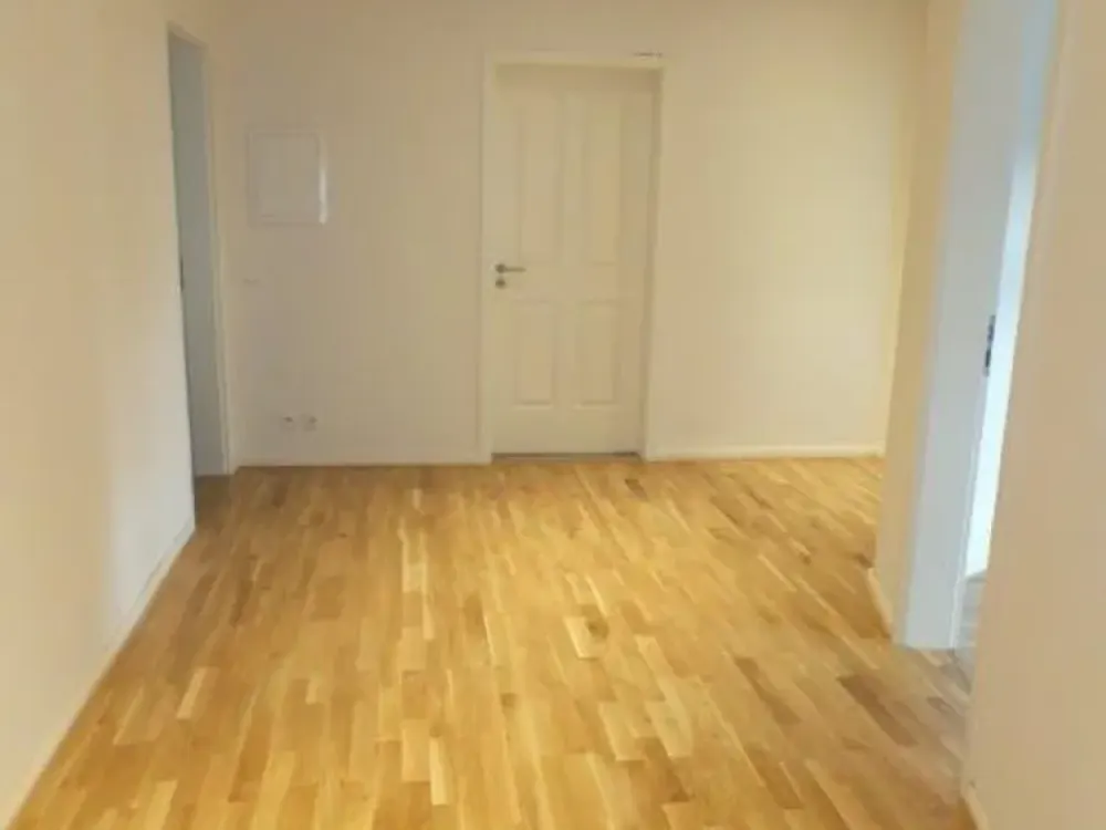 Spacious 4-Room Apartment with High-Quality Fitted Kitchen and Guest WC in Stötteritz
