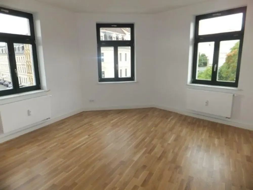 Spacious 4-Room Apartment with High-Quality Fitted Kitchen and Guest WC in Stötteritz