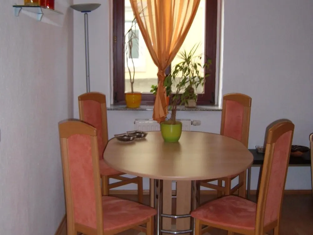 Schöne helle 2 Raumwohnung, EBK,teilmöbliert,Balkon von privat