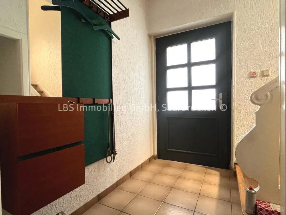 Spacious 4-Room Apartment in a Popular Location Near the University for 1 Year for Rent!