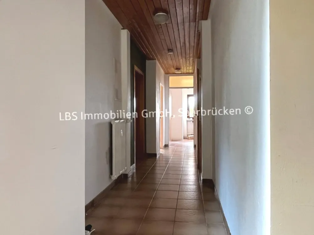 Spacious 4-Room Apartment in a Popular Location Near the University for 1 Year for Rent!