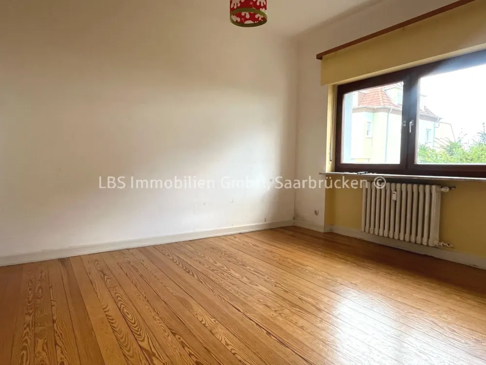 Spacious 4-Room Apartment in a Popular Location Near the University for 1 Year for Rent!