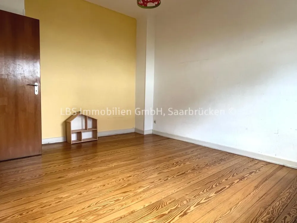Spacious 4-Room Apartment in a Popular Location Near the University for 1 Year for Rent!