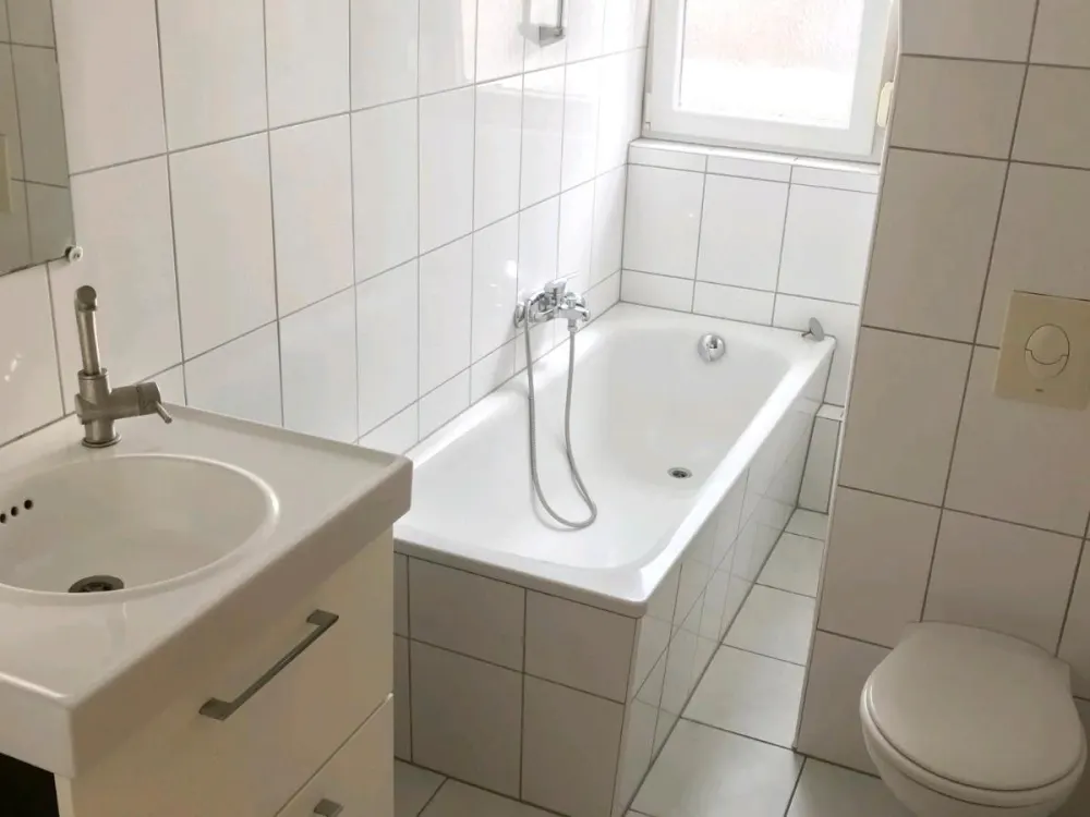 Worringen, schöne 2 Zimmer Dachgeschoss-Wohnung mit Spitzboden,