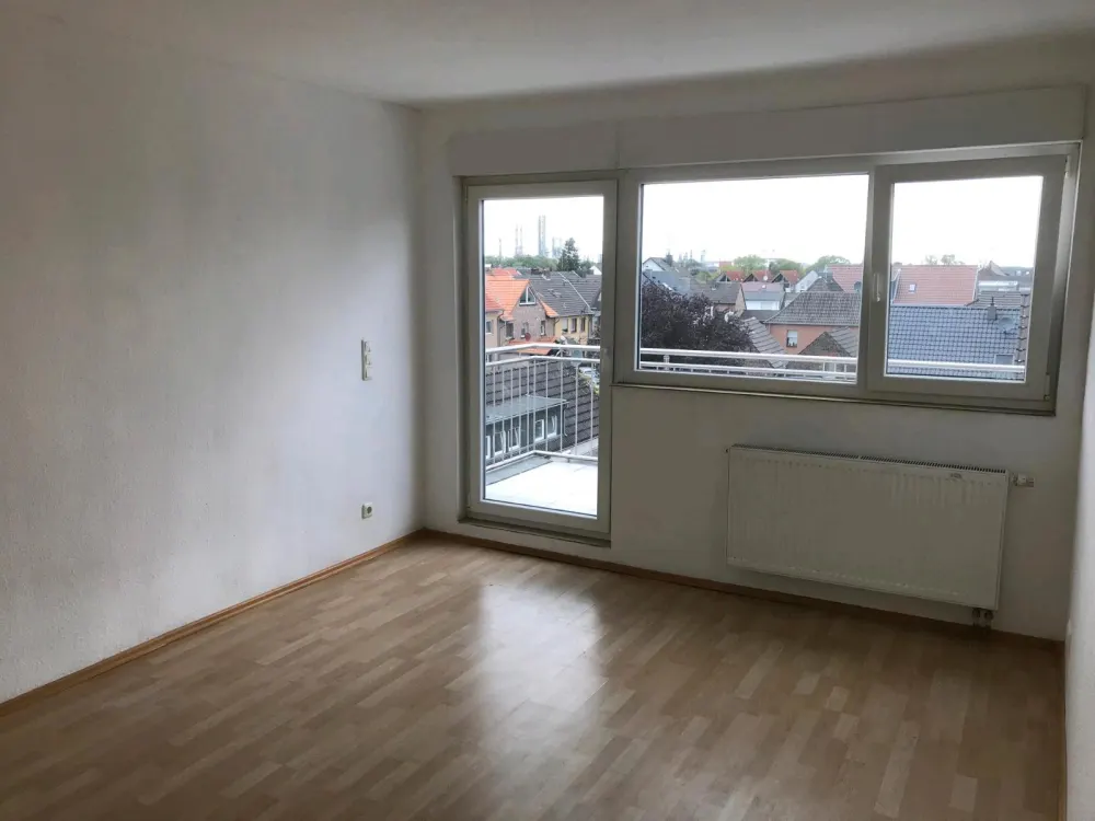 Worringen, schöne 2 Zimmer Dachgeschoss-Wohnung mit Spitzboden,