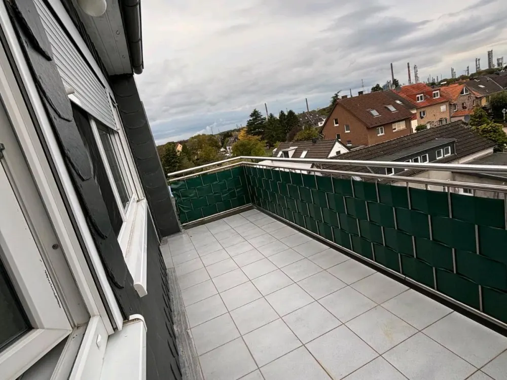 Worringen, schöne 2 Zimmer Dachgeschoss-Wohnung mit Spitzboden,