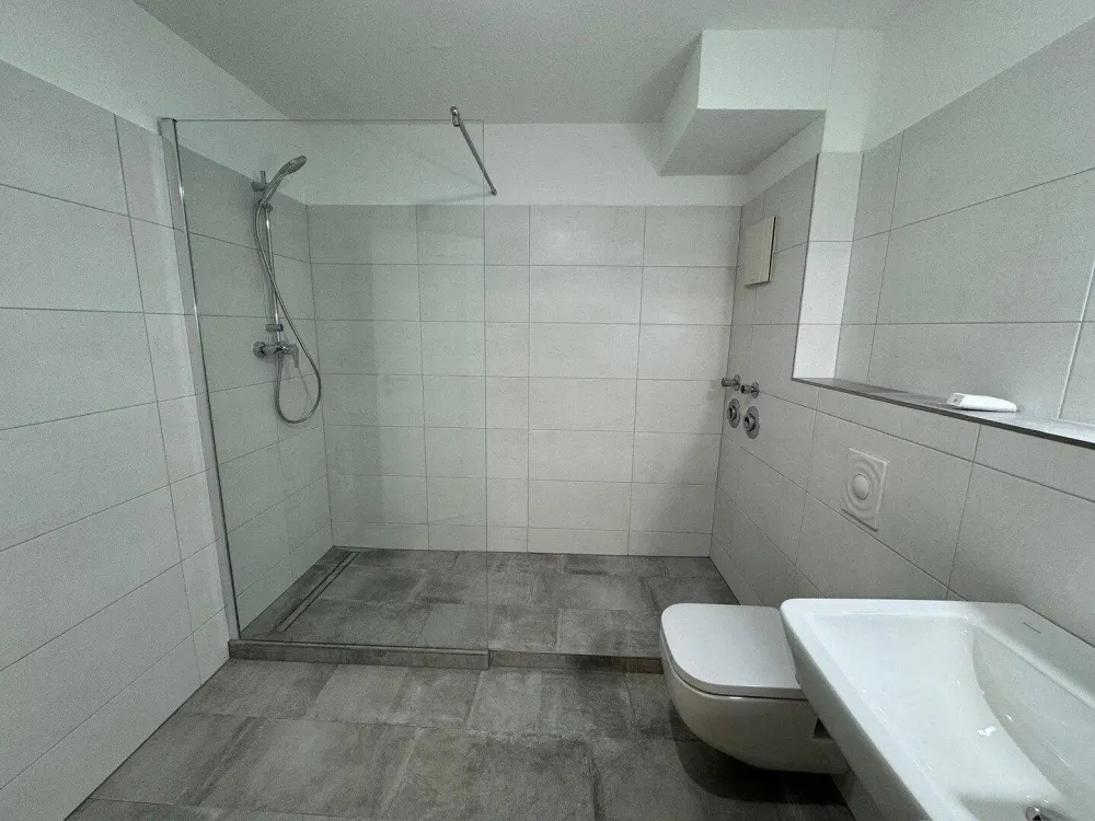 Provisionsfrei - hochwertig sanierte zwei Zimmer Wohnung mit Tiefgarage
