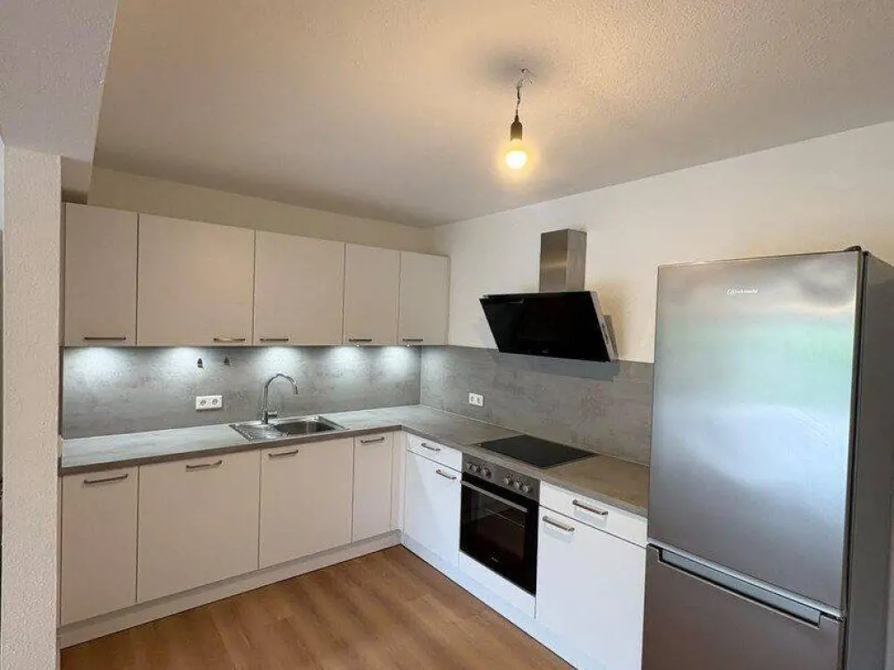 Provisionsfrei - hochwertig sanierte zwei Zimmer Wohnung mit Tiefgarage