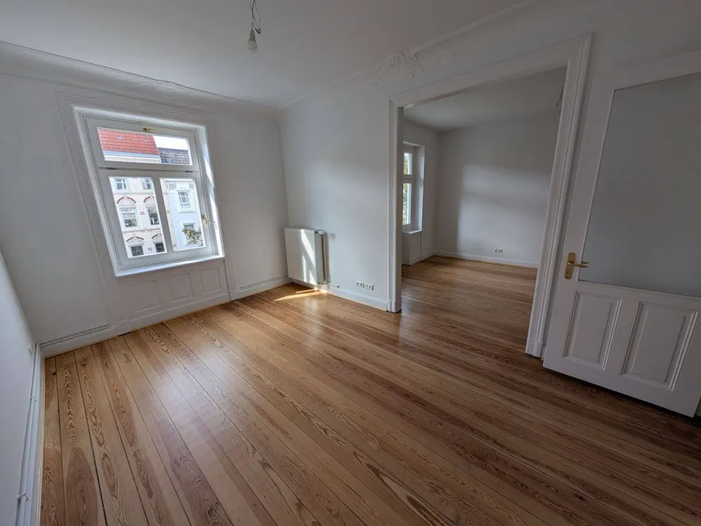 Top sanierte 3-Zimmer-Altbau-Wohnung mit Balkon im 4.OG