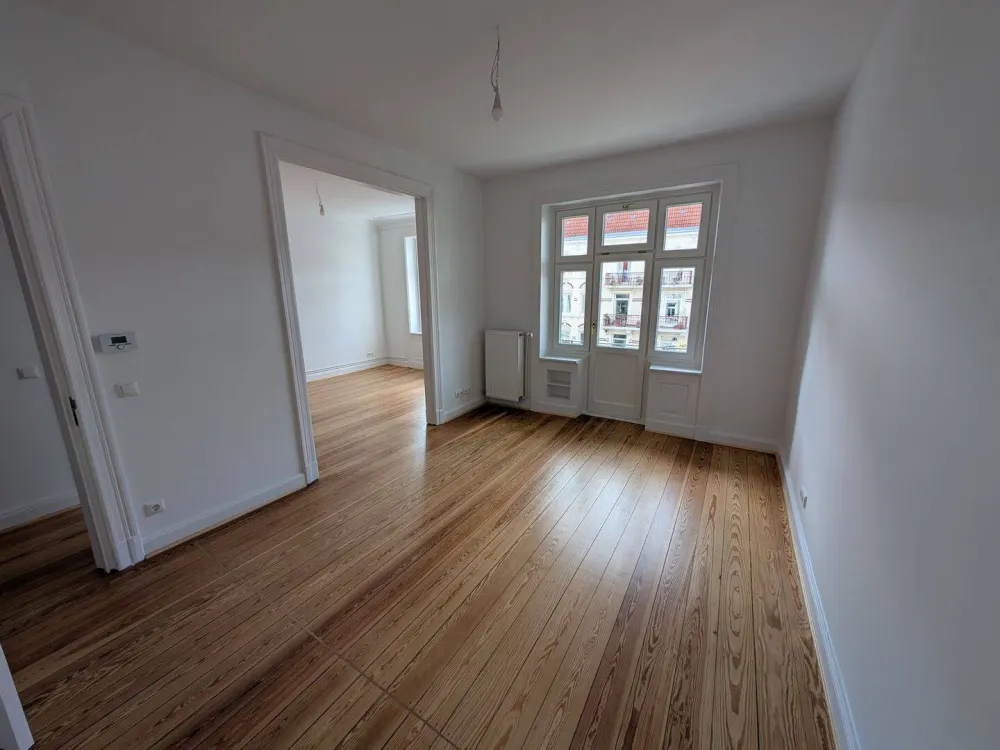 Top sanierte 3-Zimmer-Altbau-Wohnung mit Balkon im 4.OG