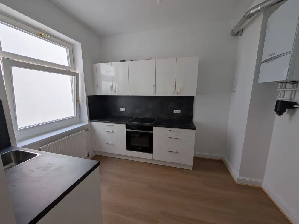 Top sanierte 3-Zimmer-Altbau-Wohnung mit Balkon im 4.OG