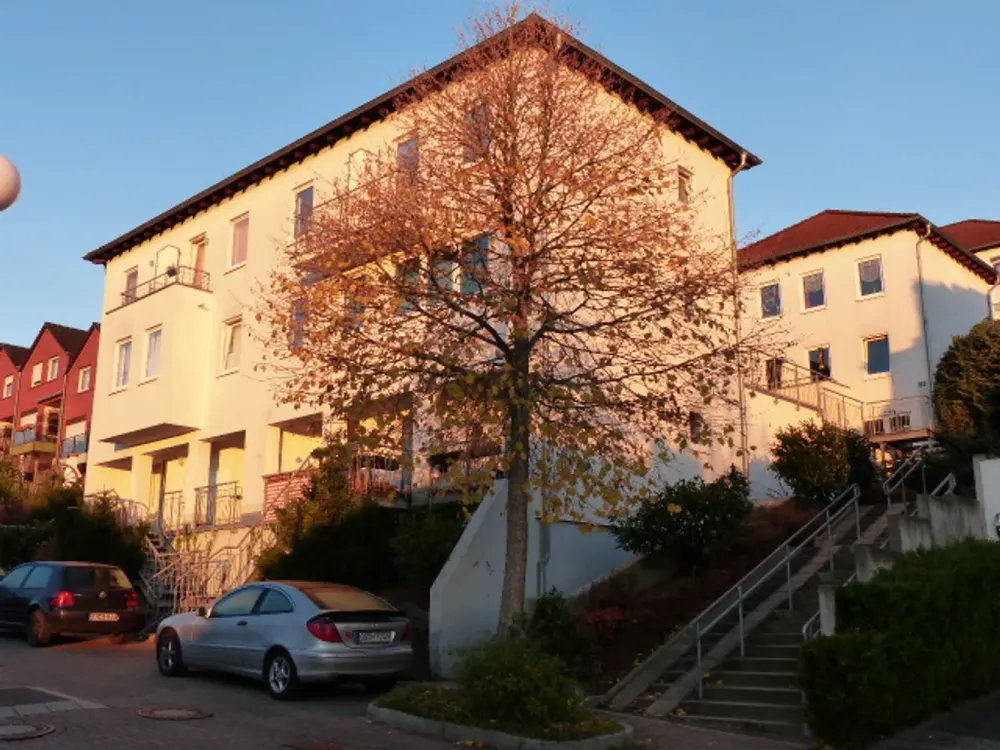 Small, but really fine. LIVING in a quiet cul-de-sac, also perfect as a second home, TOP