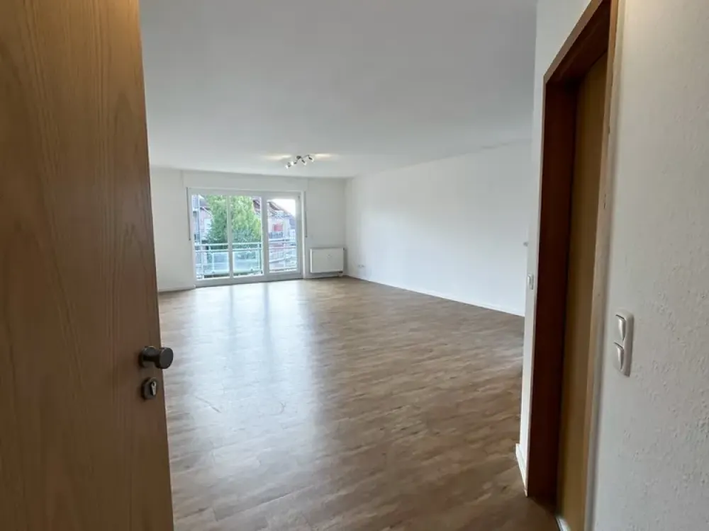Große und helle 1-Zimmer-Wohnung im 2. Obergeschoss, mit Küchenzeile, Balkon & Stellplatz