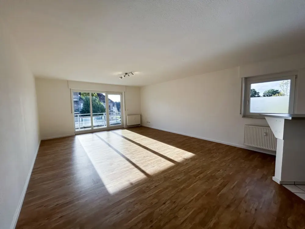 Große und helle 1-Zimmer-Wohnung im 2. Obergeschoss, mit Küchenzeile, Balkon & Stellplatz