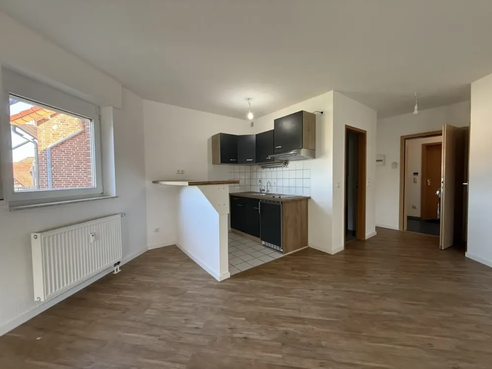 Große und helle 1-Zimmer-Wohnung im 2. Obergeschoss, mit Küchenzeile, Balkon & Stellplatz