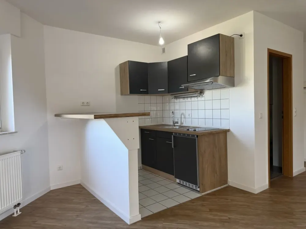 Große und helle 1-Zimmer-Wohnung im 2. Obergeschoss, mit Küchenzeile, Balkon & Stellplatz
