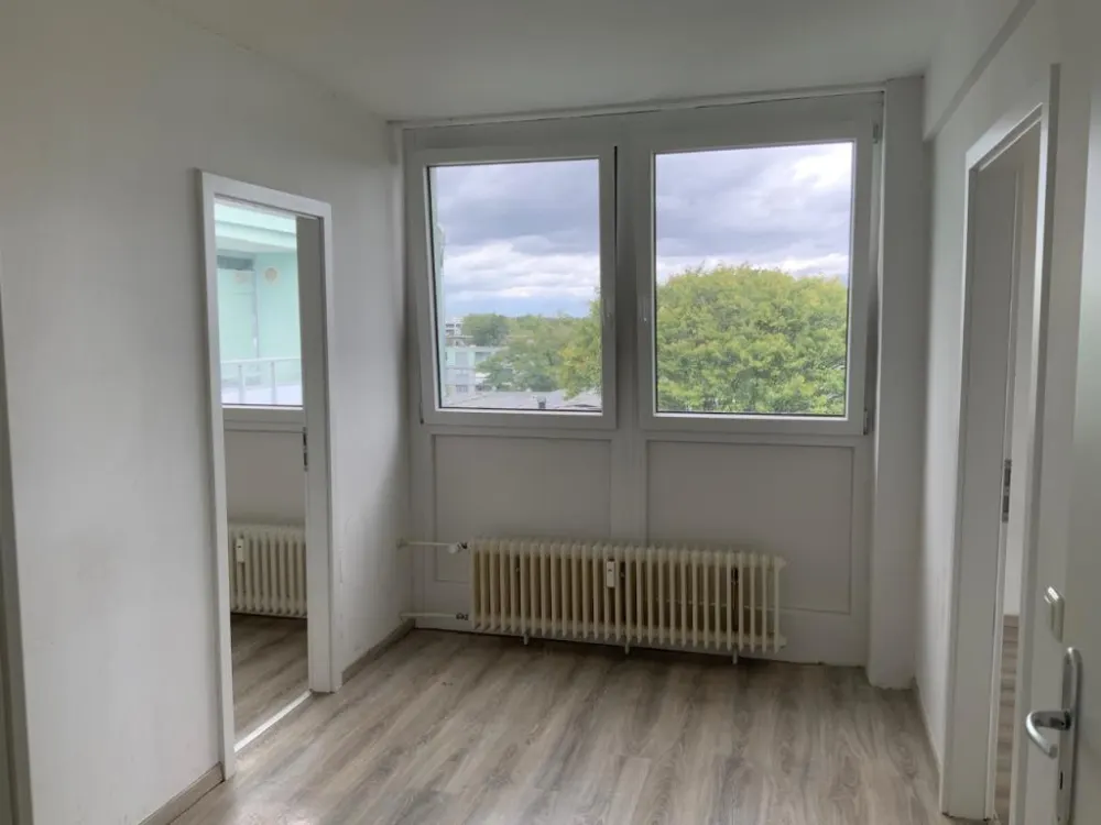Was ein Ausblick! Helle, einzugsbereite 2-Raumwohnung mit zusätzlichem Arbeits-, Essbereich