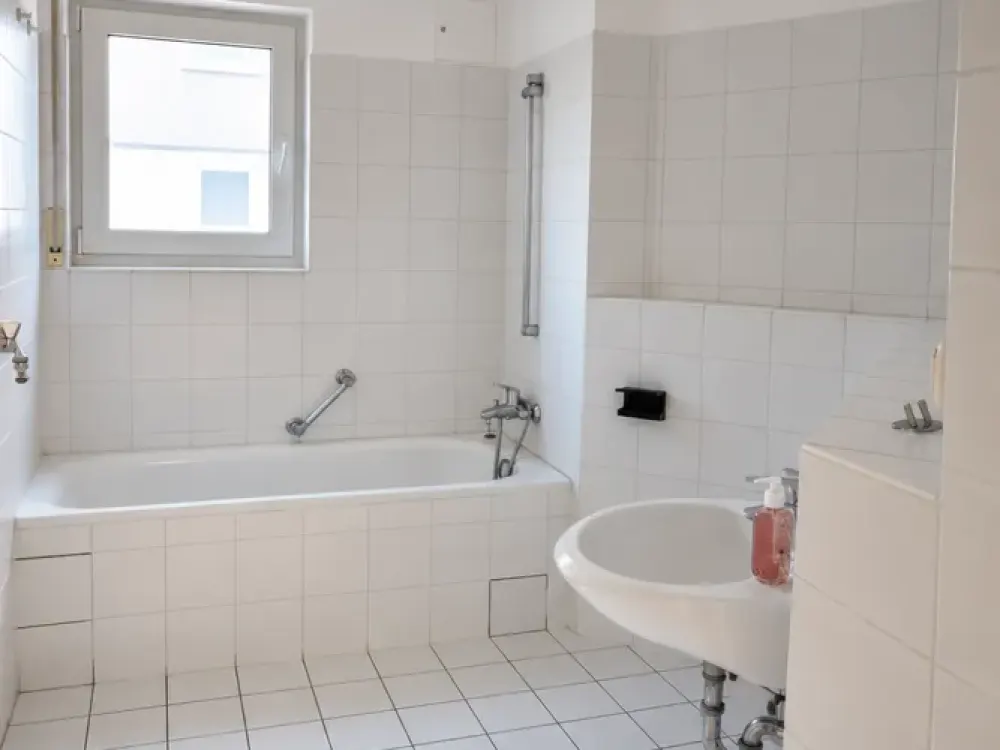 Lichtdurchflutete 2-Zimmer-Wohnung mit Balkon, Aufzug Tiefgaragenstellplatz