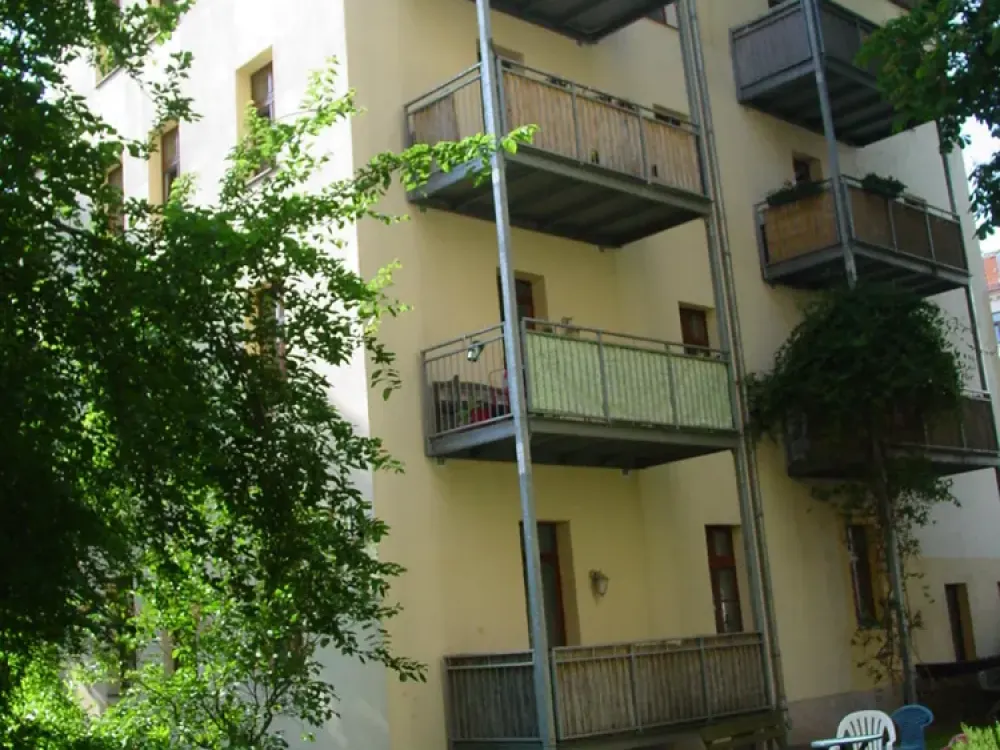 2-room apartment on the ground floor with eat-in kitchen in a quiet rear building in the best location of Südvorstadt